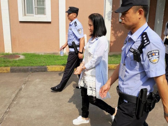 Nợ chồng chất, con nợ TQ đi phẫu thuật đổi diện mạo