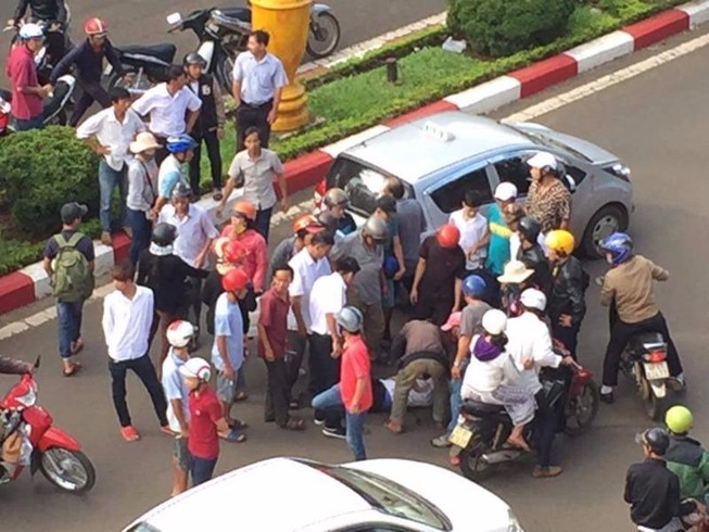 Cãi sau va chạm, tài xế taxi tông xe vào đối phương