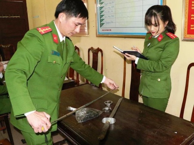 Tài xế rút súng dọa dân còn 'thủ' còng số 8,
