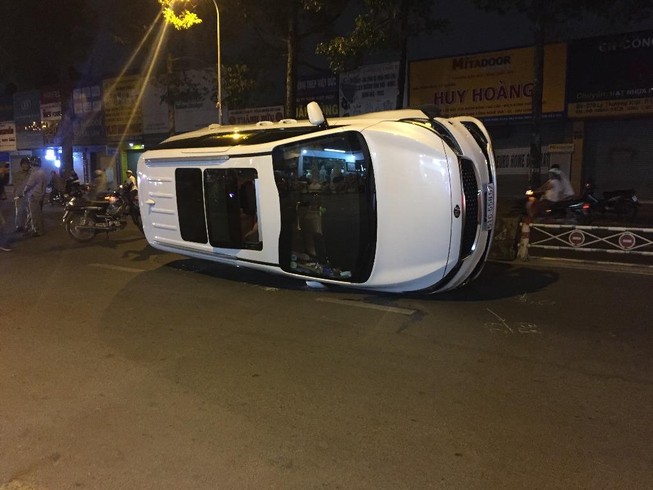 Tông dải phân cách, xế hộp lật nghiêng, bể đầu