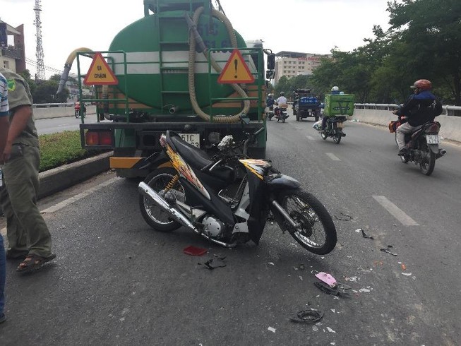 Thanh niên nguy kịch sau va chạm với xe tưới cây