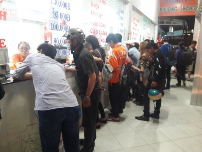 Người dân vất vả rời TP.HCM về quê nghỉ lễ