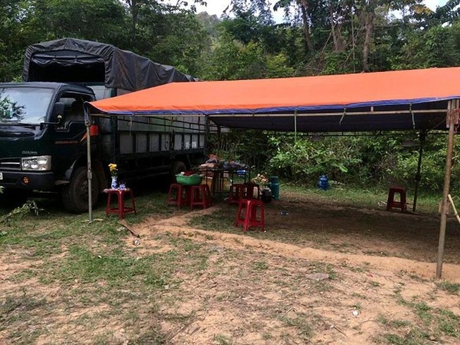 Ổ xóc đĩa 30 người trong rừng giáp ranh