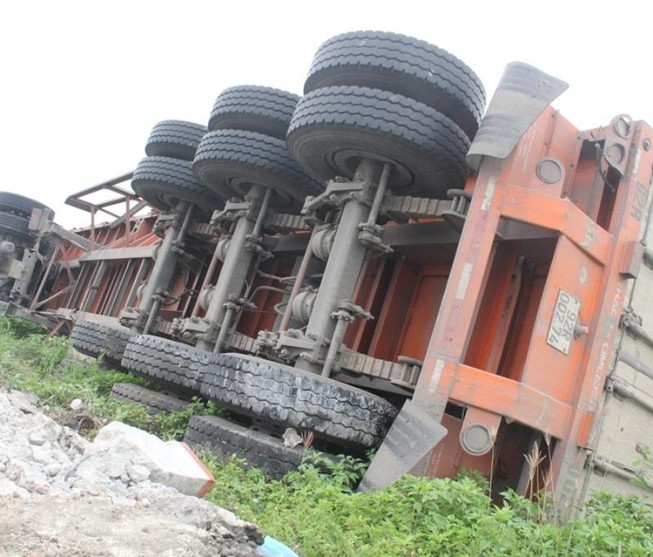 Tông ô tô tải, xe container lật xuống ruộng
