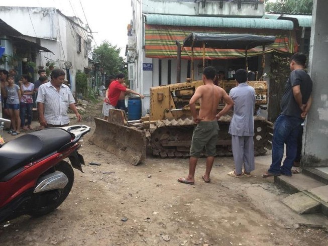 Bé gái 8 tuổi tử vong thương tâm dưới bánh xe gạt đất
