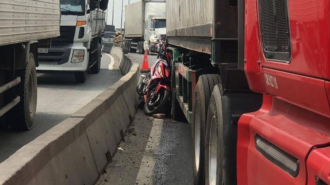 Tử vong khi chạy xe máy trong làn ô tô ở Bình Dương