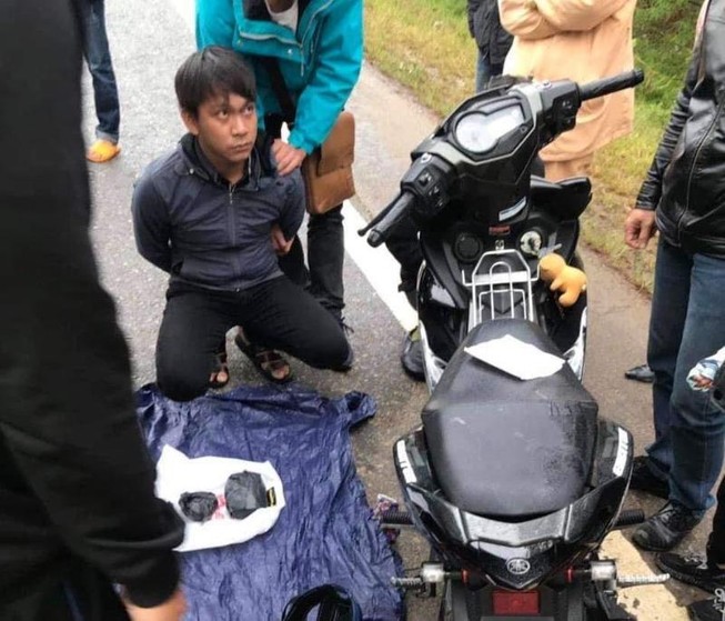Vợ chồng trẻ thủ hai khẩu súng đi chở ma túy