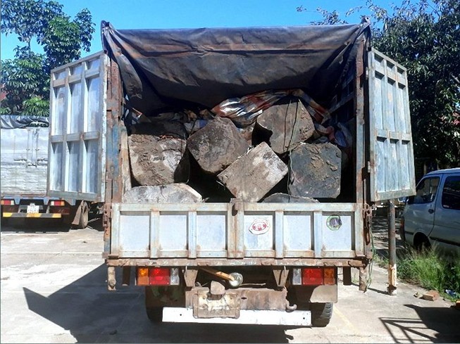 Thấy công an, tài xế bỏ ô tô chạy bộ thoát thân