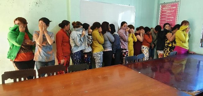 Sòng bạc 17 'quý bà' có phục vụ thức ăn, võng nghỉ