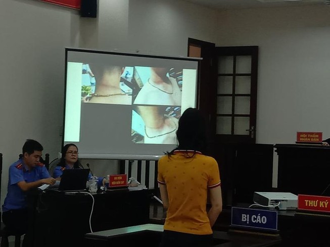 Xem lại clip mình cướp giật, nữ bị cáo 'không còn gì để nói'