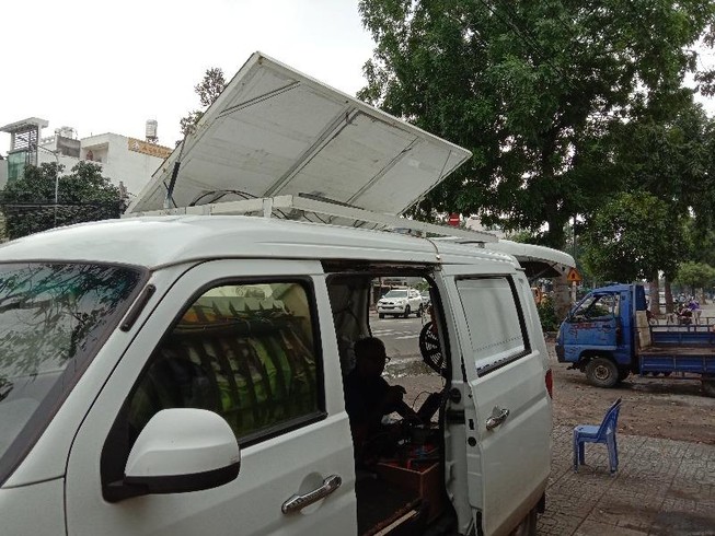 TP.HCM: Độc đáo tiệm sửa xe máy trong ô tô