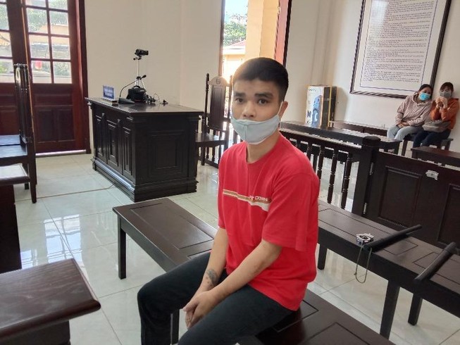 Trộm một lúc 5 điện thoại rồi trốn sau chậu cây kiểng