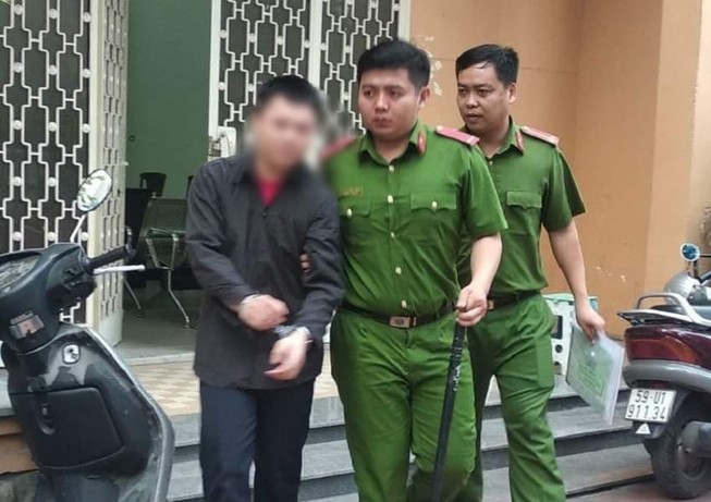 Mở phim đồi trụy cho bé gái 8 tuổi xem rồi làm bậy