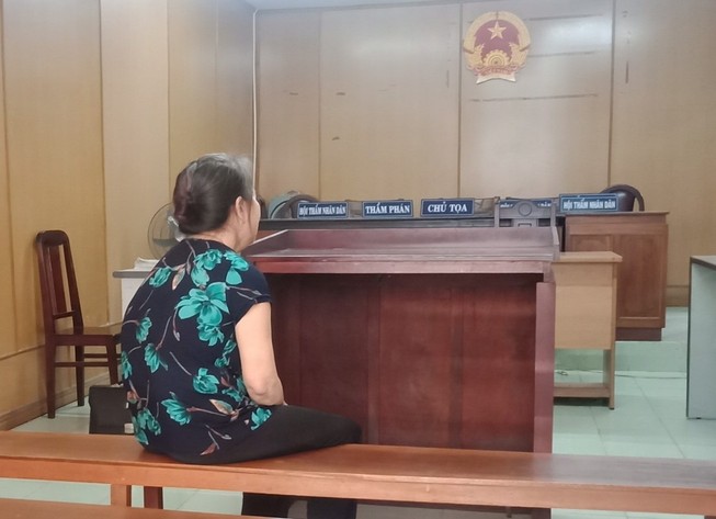 Dùng chày tấn công chồng vì bị bắt trả món nợ lớn