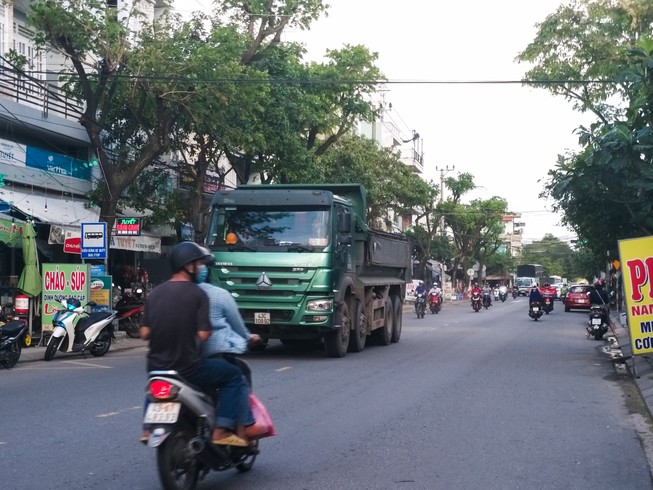Xe tải nối đuôi chạy bất chấp biển cấm ở Đà Nẵng