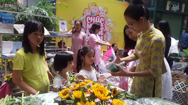 Các bà mẹ chung tay “giải cứu” hoa hướng dương