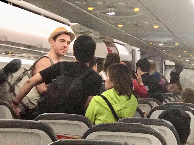 Sau hơn 6 giờ chờ đợi và 90 phút trên máy bay, hành khách được đưa lại nhà ga chờ... thông báo mới