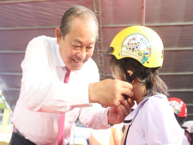 Phó Thủ tướng Trương Hòa Bình tặng mũ bảo hiểm cho HS Đà Nẵng