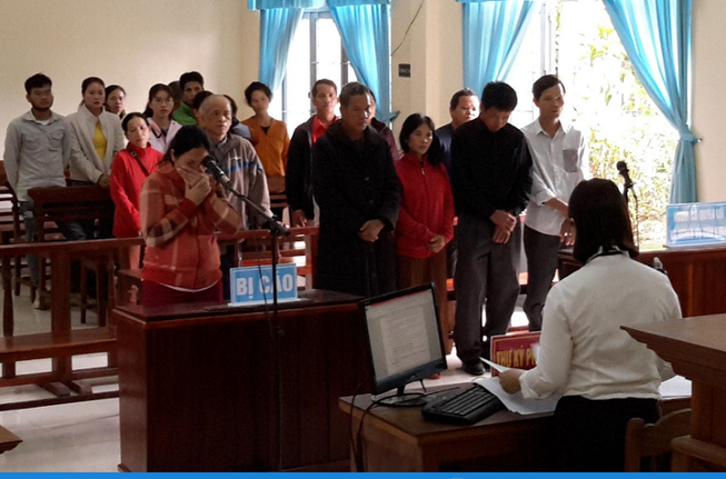 Người phụ nữ xúc động ôm ân nhân khi được trả tự do tại tòa