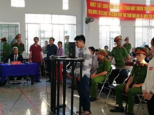 Say rượu, được nhắc nhở còn xách dao truy sát người