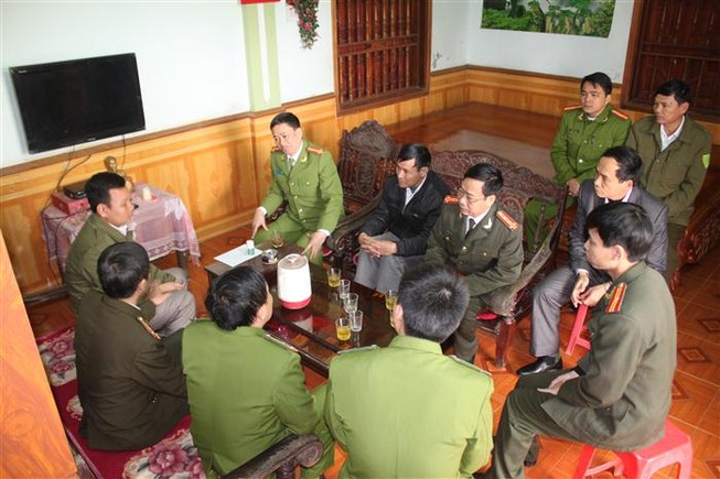 Bị truy đuổi, kẻ trộm chó bắn thẳng vào mặt công an xã