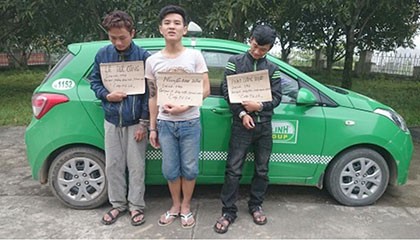 Con nghiện hai lần dùng dao cướp của tài xế taxi