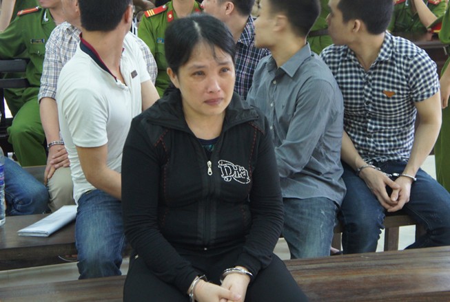 Chiếm đoạt 23 tỉ đồng, ra tòa khóc 'không còn tiền trả đâu'