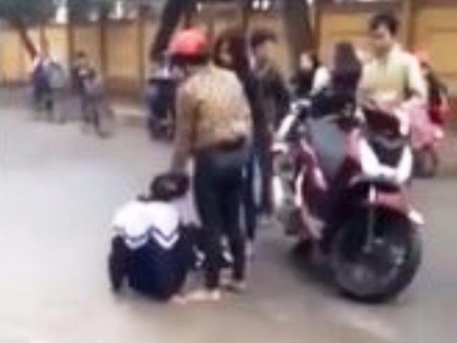 Phụ nữ đi xe SH đánh, nhục mạ nữ sinh lớp 10 khai gì?