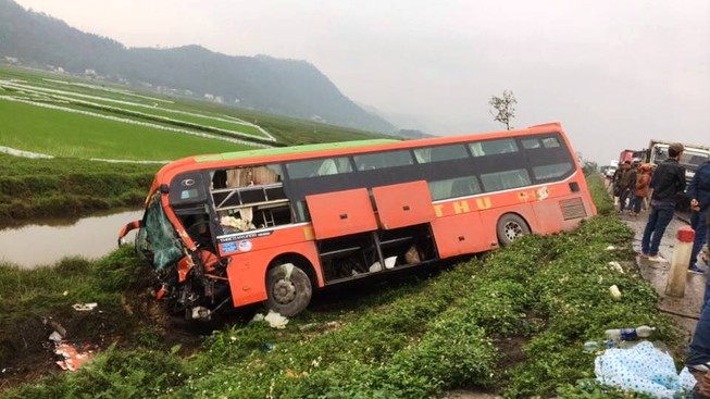 Tai nạn liên hoàn, khách trên xe giường nằm la hét