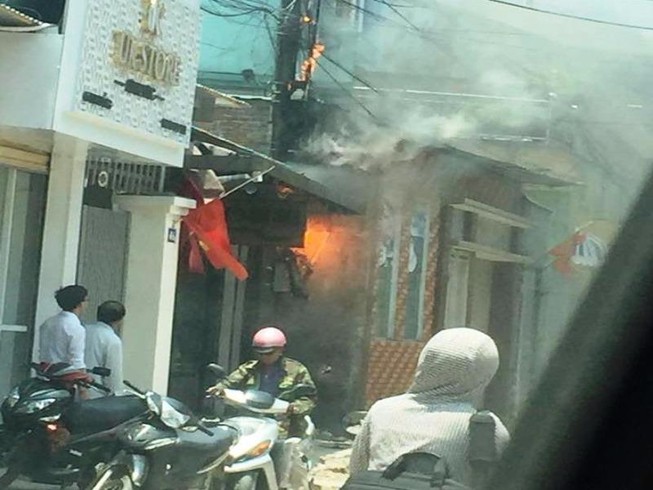 Cột điện bốc cháy dữ dội, nhiều người hoảng hốt