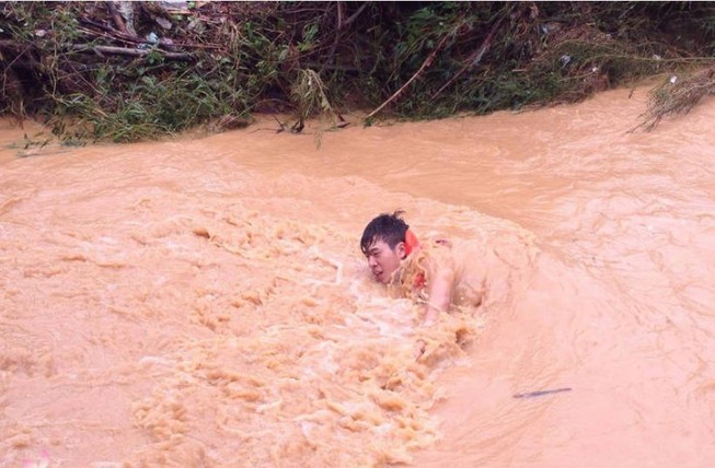 Lũ kinh hoàng cuốn trôi xe máy và 2 cô cháu