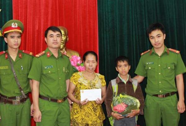 Tìm mẹ cho bé trai lạc đường co ro, quần áo ướt sũng