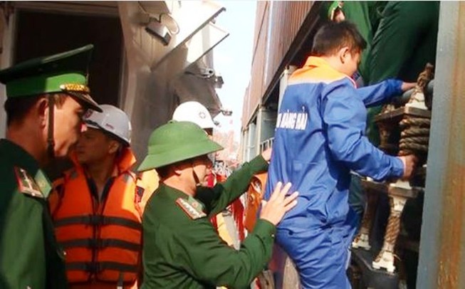 Tàu chở 12 thuyền viên và 4.600 tấn than chìm trên biển