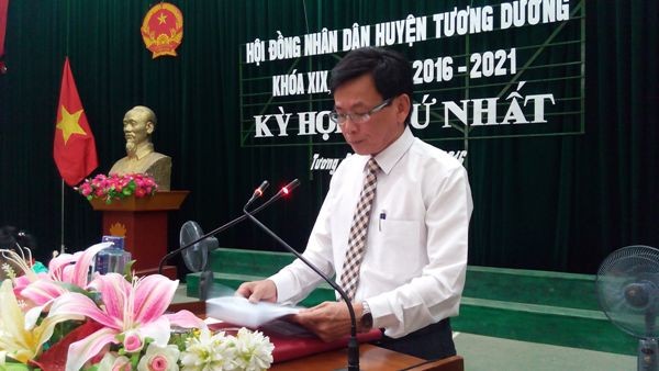 Sau xin lỗi học sinh nghèo, kỷ luật cựu chủ tịch huyện