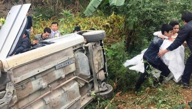 Xe rước dâu lật nghiêng, chú rể run lập cập
