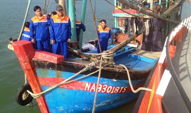 Cứu 10 ngư dân gặp nạn ở vùng đánh cá chung