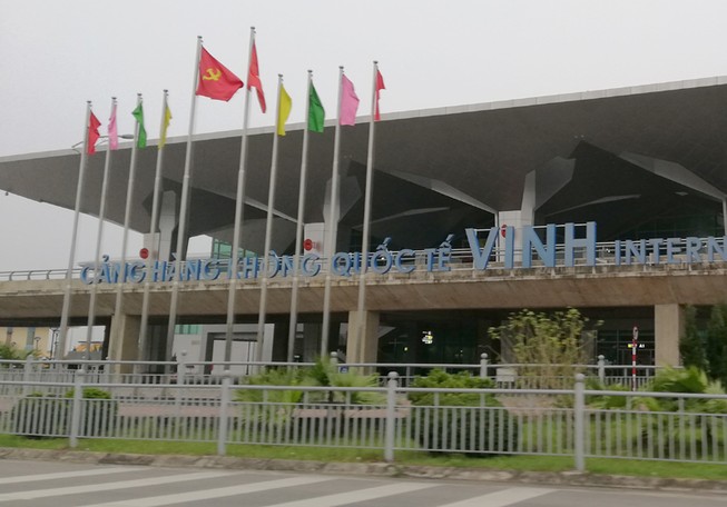 Tài xế taxi rút dao dọa nhân viên an ninh sân bay