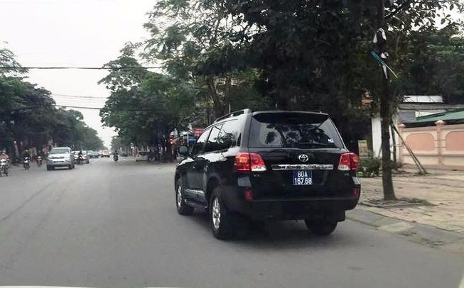 Nghệ An đấu giá 2 xe sang do doanh nghiệp tặng