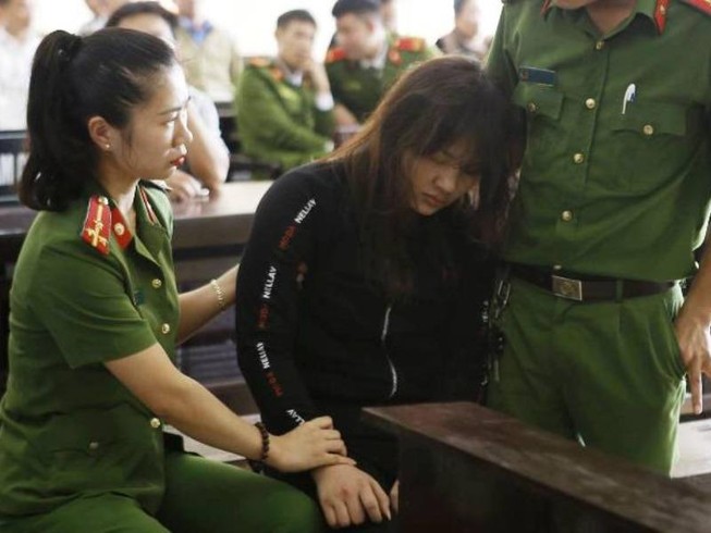 Nữ bị cáo xinh đẹp ngã khụy khi bị phạt 13 năm tù