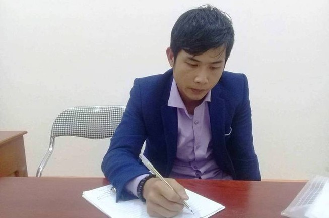 Dân bắt giao công an nghi can lừa đảo hơn 1 tỉ đồng