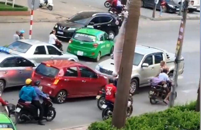 Tài xế lùi ô tô tông chết người sau khi chặn xe vợ, cự cãi