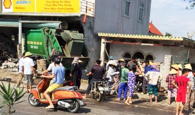 Ngồi trong nhà vẫn bị xe chở rác lao vào đâm gãy xương sống