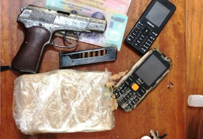 Dắt súng K59 bên hông, phóng xe máy 'như bay' chở heroin