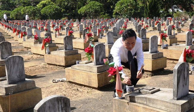 Trung ương MTTQ VN dâng hương tại Nghĩa trang liệt sĩ Việt-Lào
