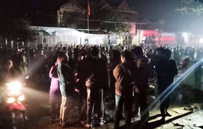 Thấy cháy, nhiều thanh niên ném đá báo chủ nhà