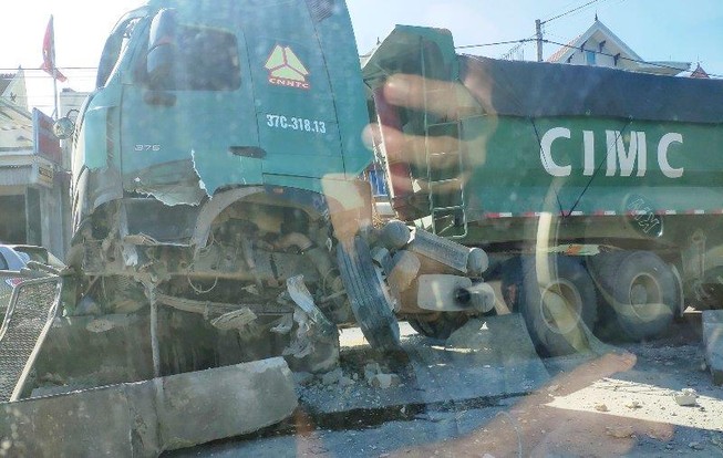 Xe máy 'tạt đầu', ô tô biển 80 cùng container gặp nạn