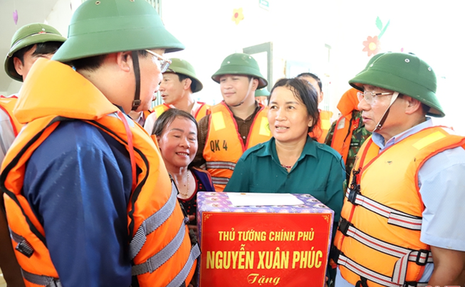 Phó thủ tướng đi thuyền vào vùng rốn lũ động viên người dân