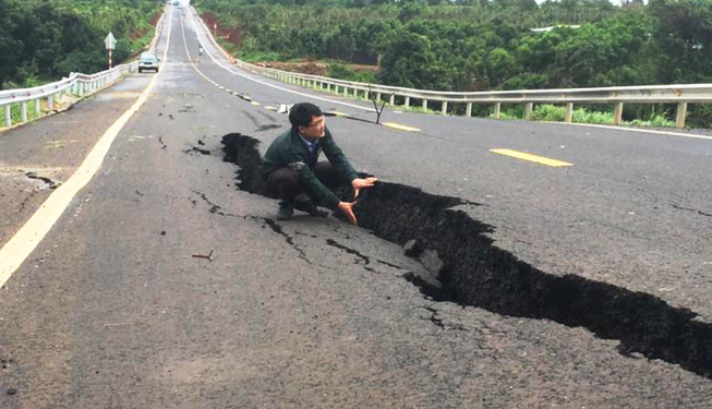 Đường 250 tỉ đồng nứt toác, sụt lún: 'Chưa thể nói lỗi của ai'