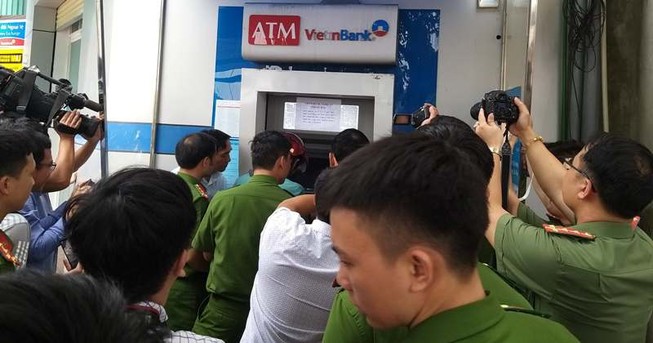 Ba người Trung Quốc bị khởi tố vì trộm mật khẩu ATM rút tiền