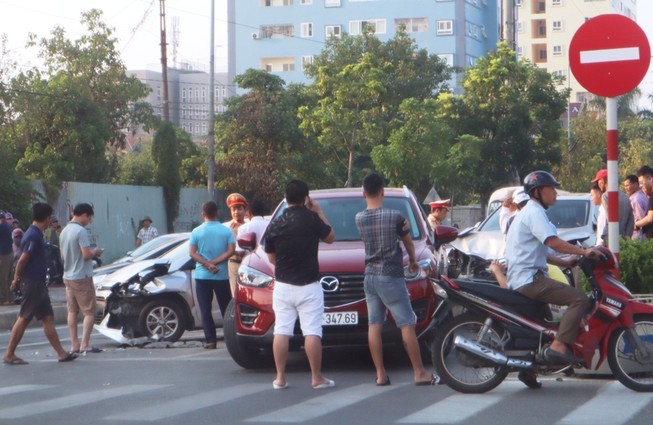 Xe Lexus gây tai nạn liên hoàn làm giao thông ách tắc